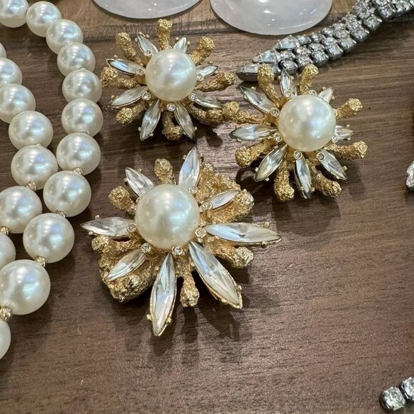 4 LBs vintage Costume gold silver Jewelry Lot~ Signed & Unsigned All wearable - Picture 9 of 12